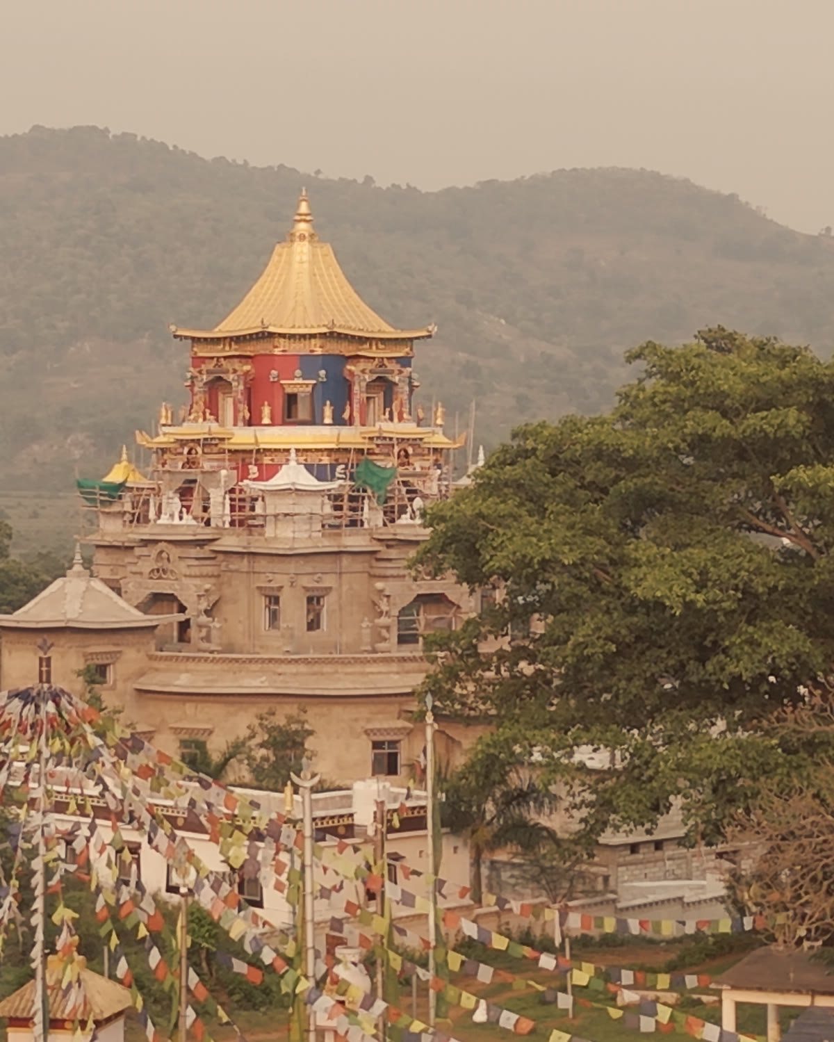 Ba tầng của ngôi đền Zangdok Palri tại Odisha.