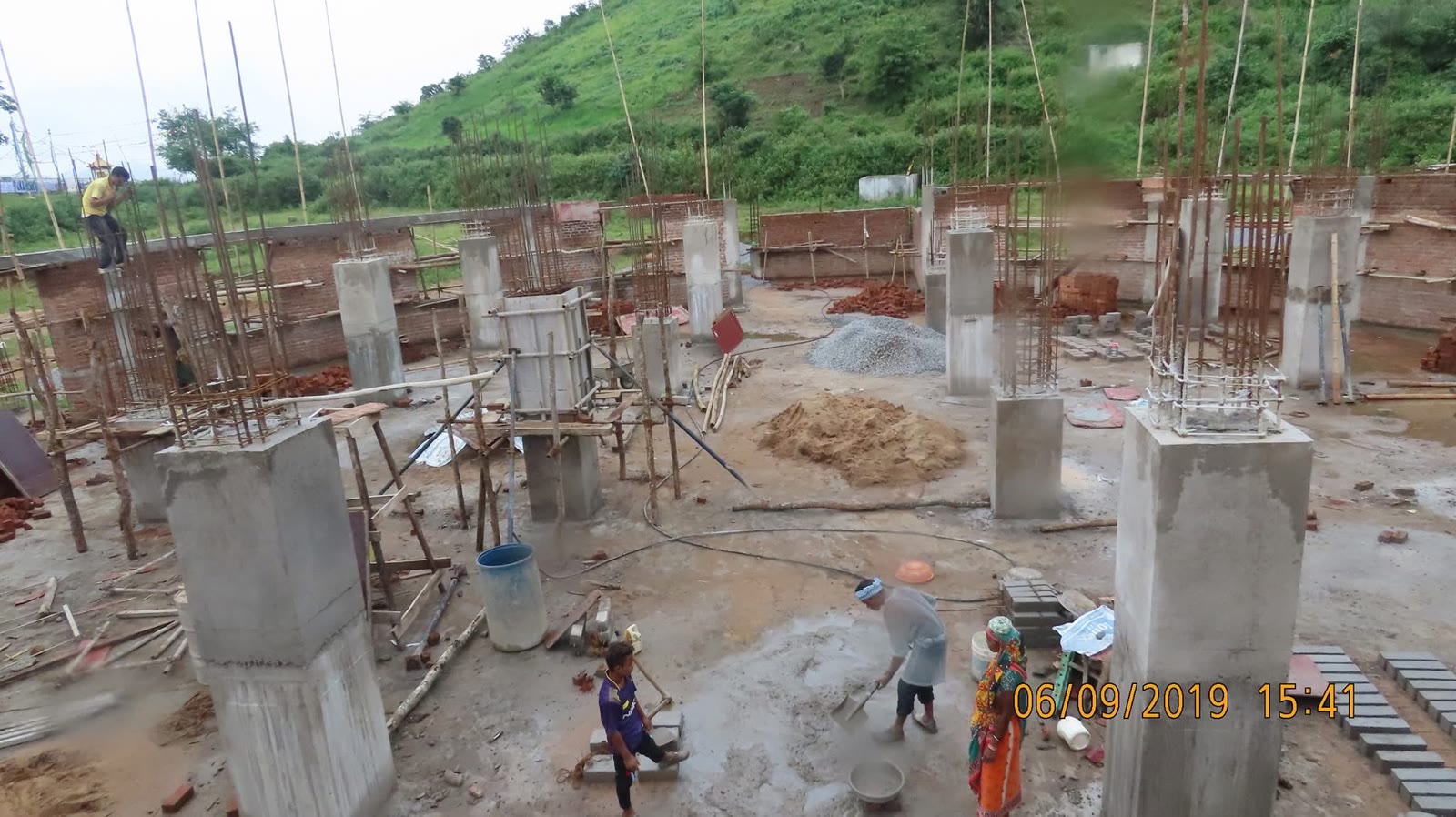 Thi công tầng trệt của ngôi đền.